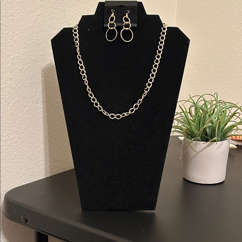 ☀️ 3 $15 Items for $25 ☀️ Elegant Gold Tone Chain Necklace and Earrings